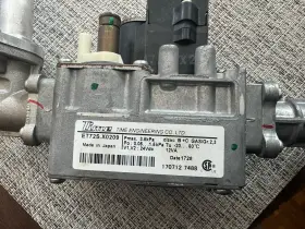 Et72s.x0209 Navien 30011586b Gas Control Valve Time Used